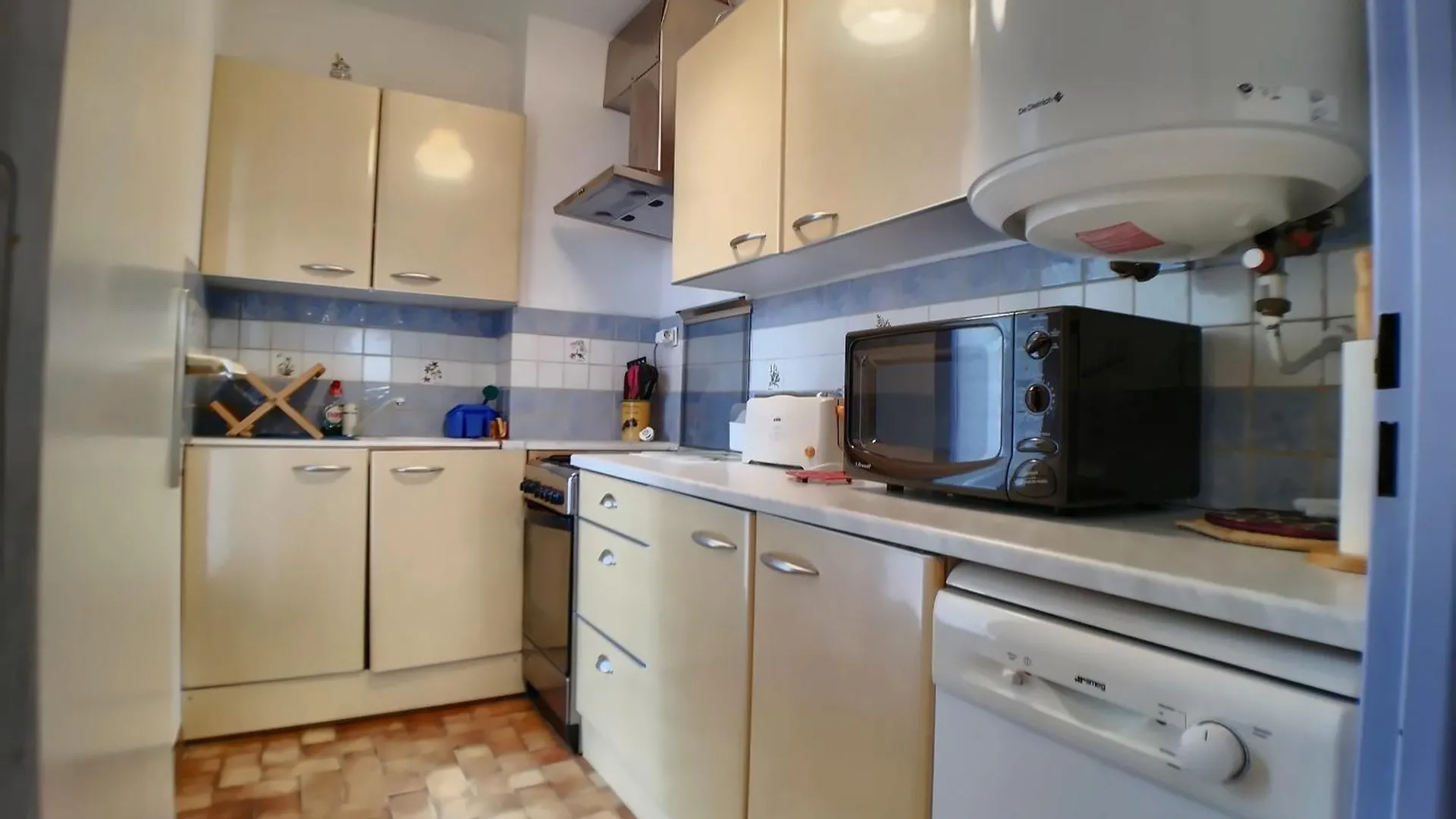 Appartement Rdc Pour 4 Pers Avec Cour Et Parking Proche Mer - Fr-1-475-196 Saintes-Maries-de-la-Mer 0*,  France