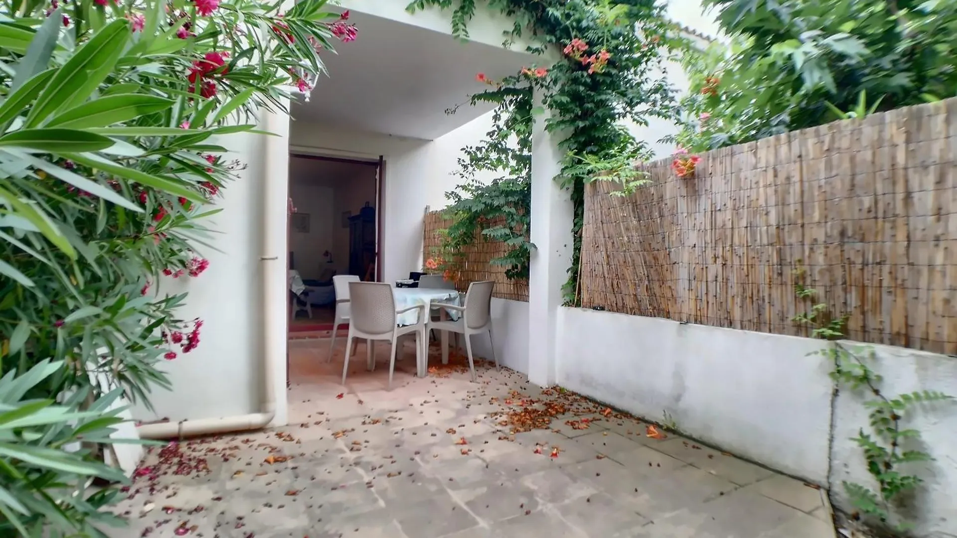 Appartement Rdc Pour 4 Pers Avec Cour Et Parking Proche Mer - Fr-1-475-196 Saintes-Maries-de-la-Mer Apartment